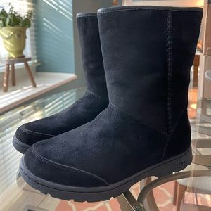 NWOT Women’s UGG Boots Black, Size 8